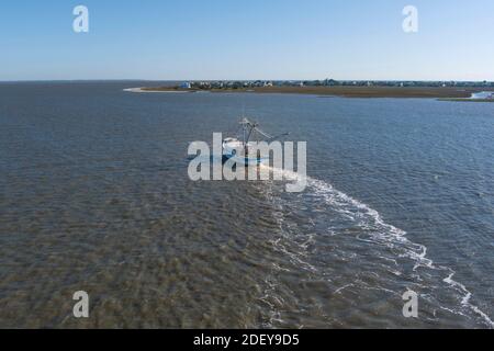 Ein Garnelenboot zieht in dieser Luftaufnahme Netze vor der Küste von South Carolina. Stockfoto