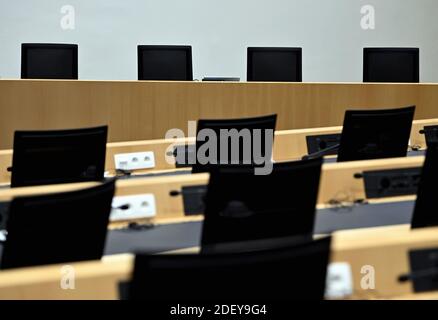 Die Abbildung zeigt leere Stühle während einer Sitzung des Kammer kommission für Mobilität und öffentliche Unternehmen im Bund parlament in Br Stockfoto