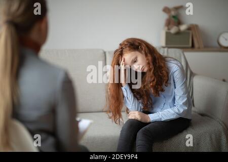 Kinderpsychologe. Besorgt traurig teen Mädchen mit Sitzung mit Arzt Stockfoto