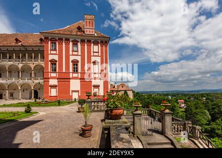 Opocno, Tschechische Republik - Juni 16 2020: Blick vom Burghof in die ferne Landschaft. Grüner Rasen mit Statuen, Blumen in Töpfen. Sonniger Sommer Stockfoto