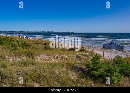 Juliusruh, Deutschland - 17. September 2020: Windiger, stürmischer Tag am Strand von Juliusruh auf der Insel Rügen mit Liegestühlen am Sandstrand und Stockfoto