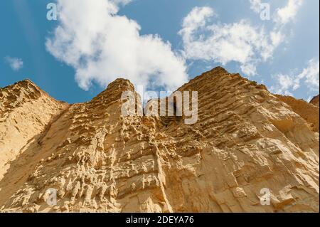 Die imposanten und erodierten Sandsteinfelsen, die Millionen von Jahren sedimentärer geologischer Schichten freilegen. West Bay in Dorset an der Jurassic Küste. Stockfoto