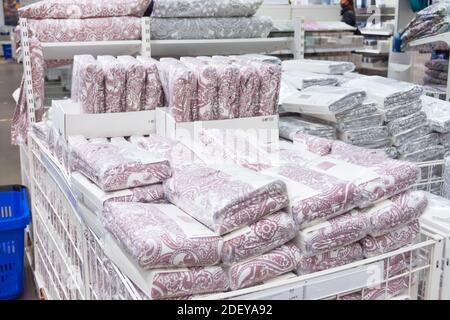 Neue gemusterte bunte Bettwäschesets auf Verkauf. Russland. Sankt Petersburg, 12. november 2020. IKEA Store Stockfoto