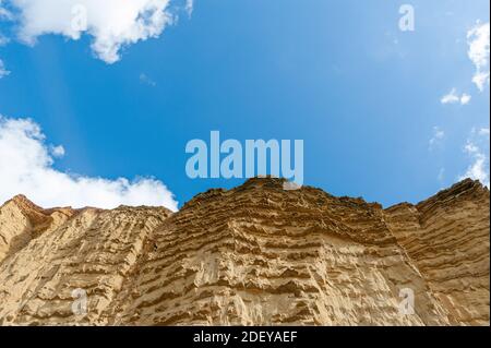 Die imposanten und erodierten Sandsteinfelsen, die Millionen von Jahren sedimentärer geologischer Schichten freilegen. West Bay in Dorset an der Jurassic Küste. Stockfoto