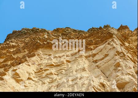 Die imposanten und erodierten Sandsteinfelsen, die Millionen von Jahren sedimentärer geologischer Schichten freilegen. West Bay in Dorset an der Jurassic Küste. Stockfoto