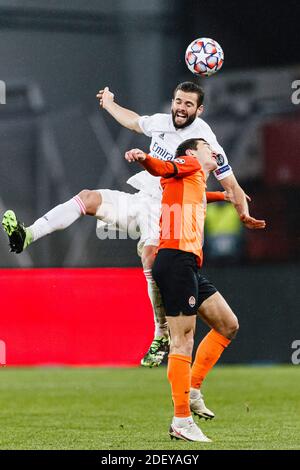 Charkow, Ukraine. Dezember 2020. Taras Stepanenko von Shakhtar (R) kämpft um den Ball mit Nacho Fernandez von Real Madrid (L) während der UEFA Champi Stockfoto