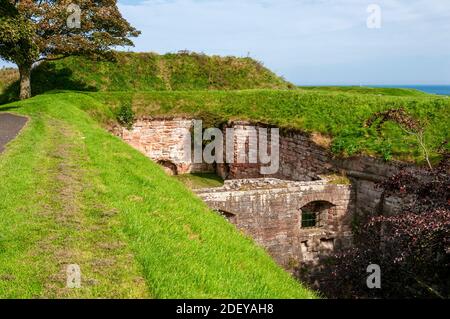 Unterhalb des Gehwegs auf der Oberseite der hohen Wände ist Eine Kanonenplattform, die im 16. Jahrhundert gebaut wurde, hieß die Windmühle Bastion, die eine Windmühle vor Ort ersetzt Stockfoto