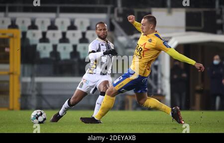 Charleroi, Belgien . Dezember 2020. CHARLEROI, BELGIEN - 02. DEZEMBER: Marco Ilaimaharitra von Charleroi kämpft mit Michael Frey von Beveren während des Jupiler Pro League Spieltages 10 zwischen Sporting de Charleroi und Waasland-Beveren am 02. Dezember 2020 in Charleroi, Belgien, um den Ball. (Foto von Vincent Van Doornick/Isosport) Quelle: Pro Shots/Alamy Live News Stockfoto