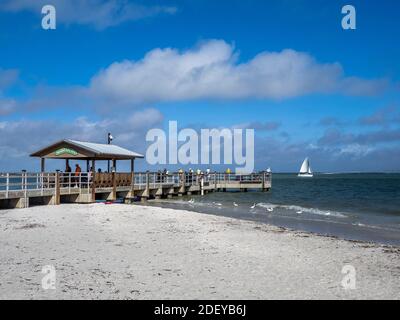 Der Sanibel Island Fishing Pier auf Sanibel Island auf der Golfküste von Florida ion die Vereinigten Staaten Stockfoto