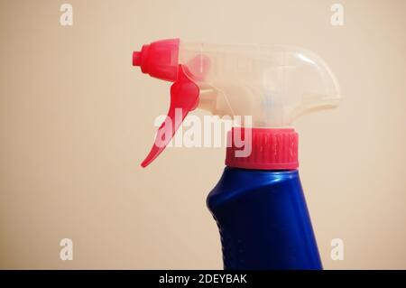 Eine Nahaufnahme einer Reinigungsflasche gegen eine Wand Stockfoto