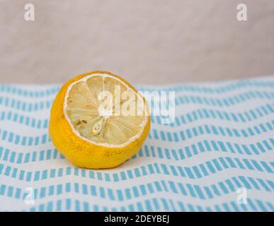 Eine Nahaufnahme einer faulen Zitronenfrucht-Halbscheibe Auf einem Tisch Stockfoto