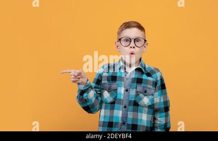 Staunende Kind zeigt schockierende Werbung, mit dem Ziel, Platz zu kopieren Stockfoto