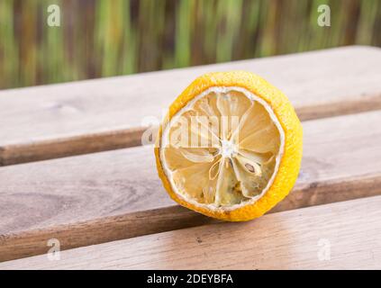 Eine Nahaufnahme einer faulen Zitronenfrucht-Halbscheibe Auf einem Holztisch Stockfoto