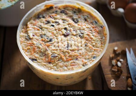 Weihnachtspudding Teig in Kunststoffbecken Stockfoto