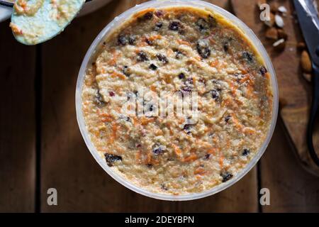 Weihnachtspudding Teig in Kunststoffbecken Stockfoto