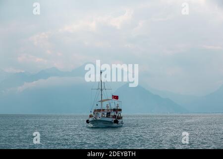 Antalya, Türkei - 22. Februar 2019: Türkische Touristenyacht mit Touristen, die im Mittelmeer segeln Stockfoto