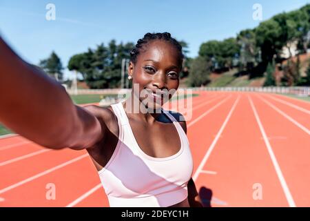 Stock Foto eines afroamerikanischen Sprinters, der ein Selfie auf Eine Leichtathletik-Strecke Stockfoto