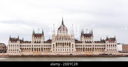 Das ungarische Parlamentsgebäude an einem regnerischen Herbsttag in Budapest, der Hauptstadt Ungarns Stockfoto