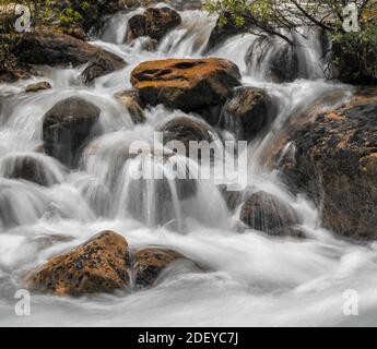 Wasser fließt über Felsen in den schottischen Highlands Stockfoto