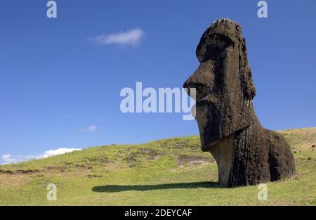 Monolithische Moai-Statue auf der Osterinsel (Rapa Nui) im Südpazifik. Es wird seit 1888 von Chile verwaltet. UNESCO-Weltkulturerbe. Stockfoto