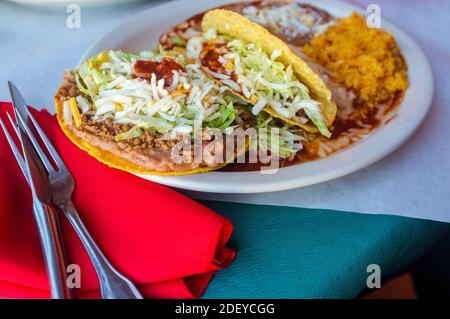 Authentische mexikanische Taco Enchilada und Tostada mit gebratenen Bohnen und Reis Stockfoto