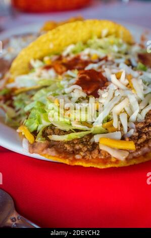 Authentische mexikanische Taco Enchilada und Tostada mit gebratenen Bohnen und Reis Stockfoto