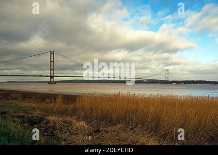 Blick auf die Humber Bridge mit einem dramatischen Wolkenhimmel vom Südufer der Humber Estuary, North Lincolnshire, England Stockfoto