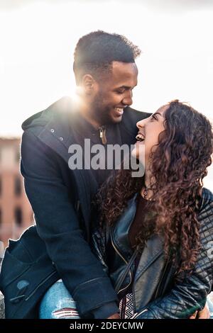 Stock Foto von glücklichen Moment der interracial paar Liebhaber, die sich gegenseitig. Sie sind in Madrid Stadt Stockfoto