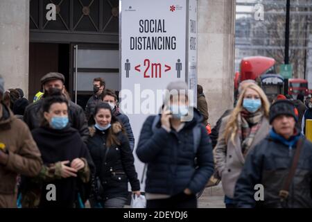 Nachdem England seine zweite Sperre für die Coronavirus-Pandemie beendet hat und London eine Tier-2-Beschränkung eingeht, kehren die Londoner am 2. Dezember 2020 in London, England, ins West End zurück, um ihre Weihnachtseinkäufe zu beginnen. Stockfoto