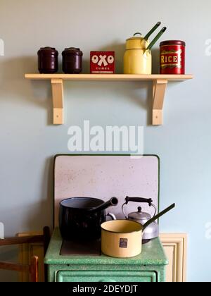 Nachbildung der Küchenregale der 1930er Jahre in einem häuslichen Haus Im Black Country Living Museum Dudley West Midlands England VEREINIGTES KÖNIGREICH Stockfoto