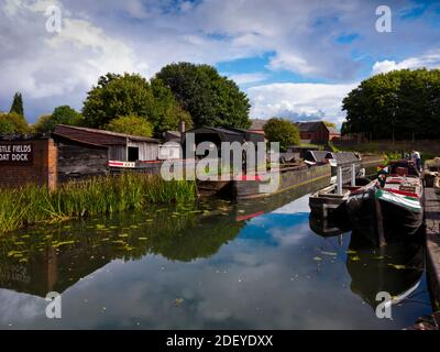 Kanalboote am Bootsanleger im Schwarzen Land Lebendes Museum in Dudley West Midlands England Stockfoto