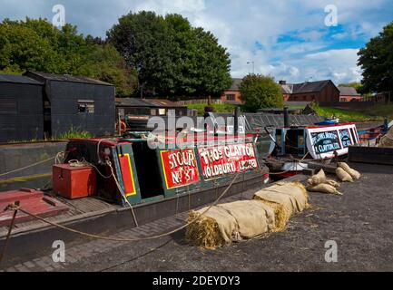 Kanalboote am Bootsanleger im Schwarzen Land Lebendes Museum in Dudley West Midlands England Stockfoto