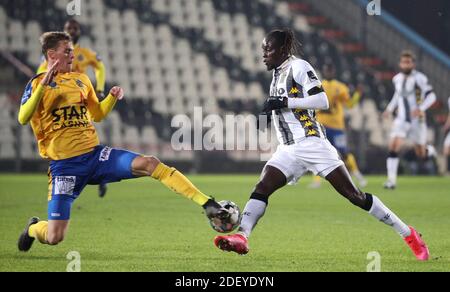 Charleroi, Belgien . Dezember 2020. CHARLEROI, BELGIEN - 02. DEZEMBER: Shamar Nicholson von Charleroi kämpft mit Brendan Schoonbaert von Beveren während des Jupiler Pro League Spieltages 10 zwischen Sporting de Charleroi und Waasland-Beveren am 02. Dezember 2020 in Charleroi, Belgien, um den Ball. (Foto von Vincent Van Doornick/Isosport) Quelle: Pro Shots/Alamy Live News Stockfoto