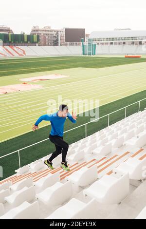 Stock Foto von afroamerikanischen männlichen Athleten beim Stadiontreppen Training. Stockfoto