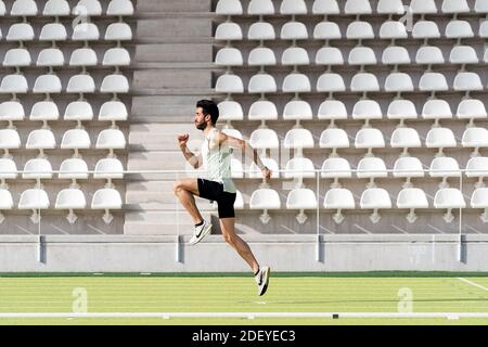 Stock Foto von männlichen Athleten beim Training in der Sportstrecke. Stockfoto