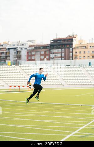Stock Foto von afroamerikanischen männlichen Athleten üben in athletischer Strecke. Stockfoto