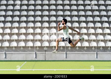 Stock Foto von männlichen Athleten beim Training in der Sportstrecke. Stockfoto