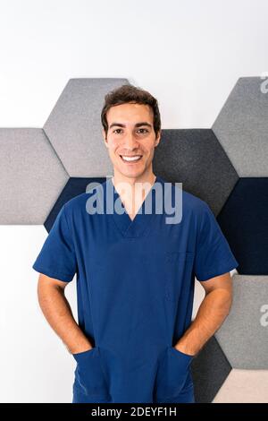 Stock Foto von jungen Mann auf Kamera und lächeln. Er arbeitet in einer Zahnklinik. Stockfoto