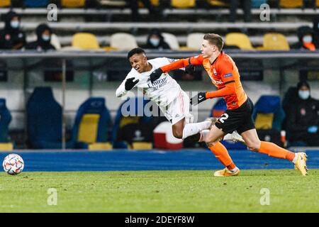 Charkow, Ukraine. Dezember 2020. Rodrygo Goes of Real Madrid (L) wird während der UEFA Champions League von Mykola Matviyenko aus Shakhtar (R) herausgefordert Stockfoto