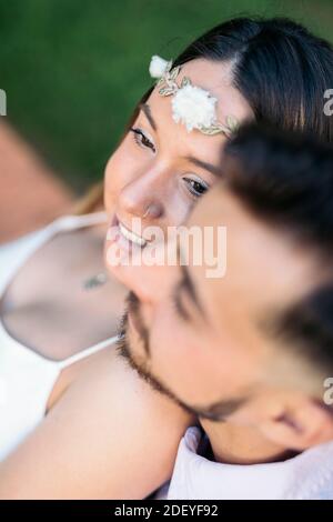 Stock Foto von schönen Paar umarmt und mit einem romantischen Moment im Park. Stockfoto