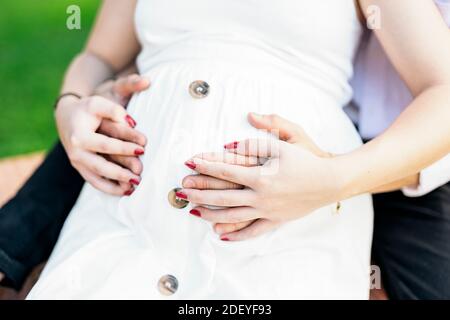 Stock Foto von unerkannten Paar mit einem romantischen Moment im Park. Stockfoto