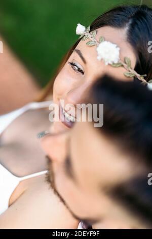 Stock Foto von schönen Paar umarmt und mit einem romantischen Moment im Park. Stockfoto