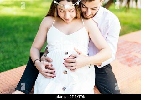 Stock Foto von niedlichen Paar mit einem romantischen Moment im Park. Stockfoto