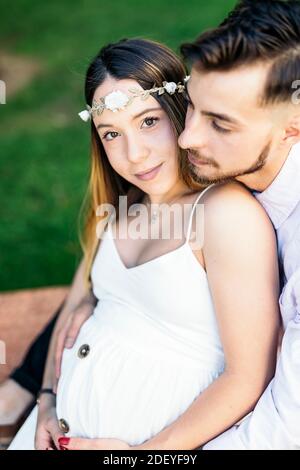 Stock Foto von schönen Paar umarmt und mit einem romantischen Moment im Park. Stockfoto