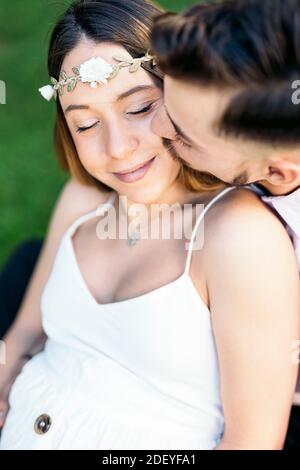 Stock Foto von schönen Paar umarmt und mit einem romantischen Moment im Park. Stockfoto