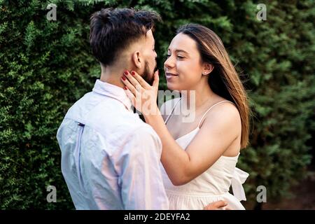 Stock Foto von niedlichen schwangeren Frau und ihr Mann küssen und einander anschauen. Stockfoto