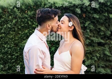 Stock Foto von niedlichen schwangeren Frau und ihr Mann mit romantischen Moment. Stockfoto