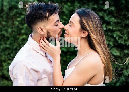 Stock Foto von niedlichen schwangeren Frau und ihr Mann küssen. Stockfoto