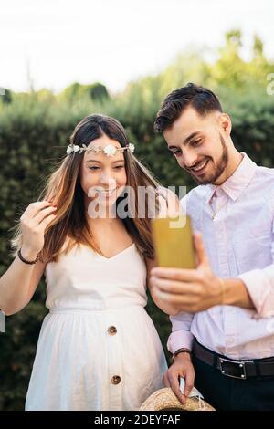 Stock Foto von niedlichen schwangeren Frau und ihr Mann fotografieren. Stockfoto