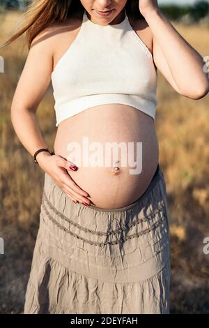 Stock Foto von unerkannt schwangere Frau berühren ihren Bauch. Stockfoto